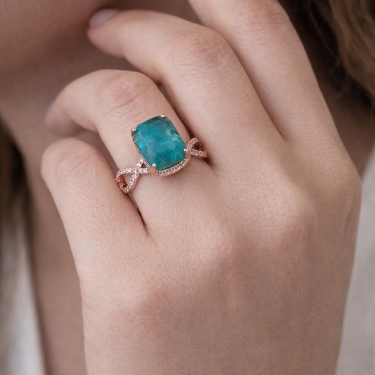 Beautiful Emerald Ring with Crossed Band